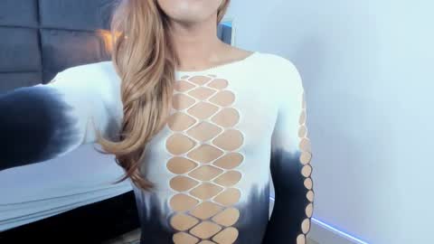 valentino moon online show from November 1, 2025, 2:46 am