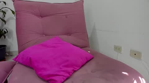 valeria_miller69 online show from September 13, 2025, 1:44 pm