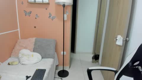 Snapshot of valerihouse chatting on December 2, 2024, 12:41 am Juli C online show from December 2, 2024, 12:41 am