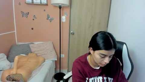 Snapshot of valerihouse chatting on December 5, 2024, 10:34 pm Juli C online show from December 5, 2024, 10:34 pm