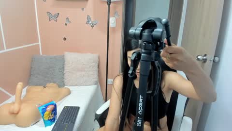 Snapshot of valerihouse chatting on December 19, 2024, 10:42 pm Juli C online show from December 19, 2024, 10:42 pm