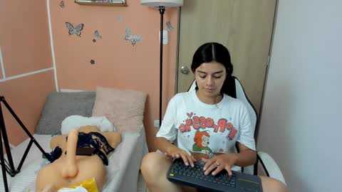 Snapshot of valerihouse chatting on December 28, 2024, 10:13 pm Juli C online show from December 28, 2024, 10:13 pm