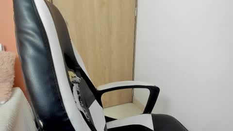 Snapshot of valerihouse chatting on February 15, 2025, 9:15 pm Juli C online show from February 15, 2025, 9:15 pm