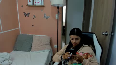 Snapshot of valerihouse chatting on March 6, 2025, 6:59 pm Juli C online show from March 6, 2025, 6:59 pm