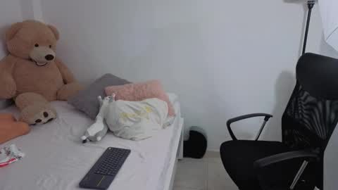 Snapshot of valerihouse chatting on September 17, 2025, 12:12 am Juli C online show from September 17, 2025, 12:12 am