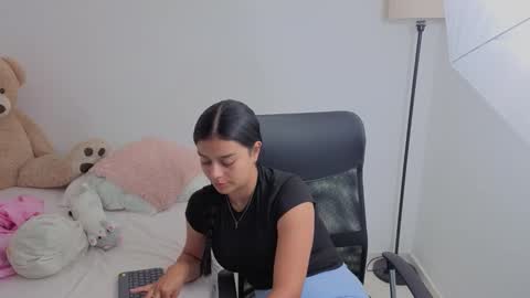 Snapshot of valerihouse chatting on September 25, 2025, 11:52 pm Juli C online show from September 25, 2025, 11:52 pm