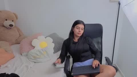 Snapshot of valerihouse chatting on October 8, 2025, 12:08 am Juli C online show from October 8, 2025, 12:08 am