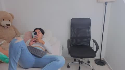 Snapshot of valerihouse chatting on October 16, 2025, 12:44 am Juli C online show from October 16, 2025, 12:44 am