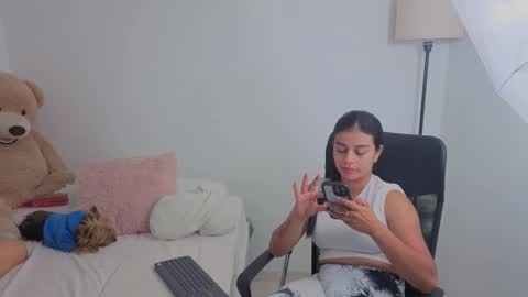 Snapshot of valerihouse chatting on October 17, 2025, 12:36 am Juli C online show from October 17, 2025, 12:36 am