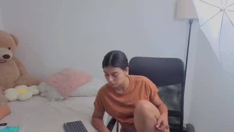 Snapshot of valerihouse chatting on October 23, 2025, 12:54 am Juli C online show from October 23, 2025, 12:54 am