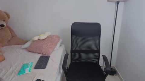 Snapshot of valerihouse chatting on October 24, 2025, 12:19 am Juli C online show from October 24, 2025, 12:19 am