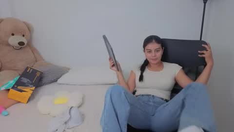 Snapshot of valerihouse chatting on October 30, 2025, 1:07 am Juli C online show from October 30, 2025, 1:07 am