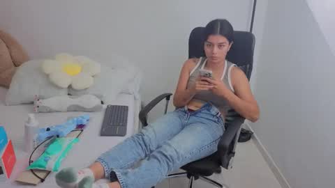 Snapshot of valerihouse chatting on November 8, 2025, 12:55 am Juli C online show from November 8, 2025, 12:55 am