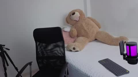 Juli C online show from December 21, 2025, 1:02 am