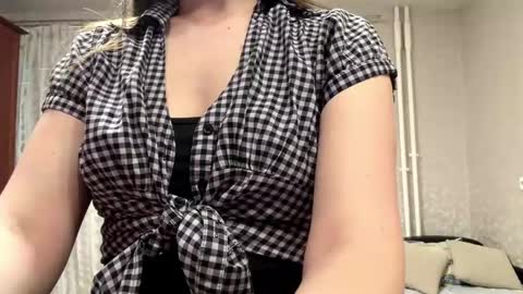 Stefania online show from May 3, 2026, 3:07 pm