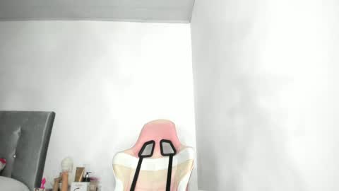 vanelikrose online show from May 8, 2026, 5:57 am