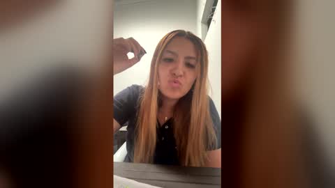 Vanessa online show from December 5, 2025, 7:21 pm