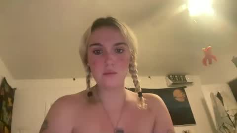 Snapshot of vanessaluvs2play chatting on July 1, 2026, 4:47 am vanessaluvs2play online show from July 1, 2026, 4:47 am