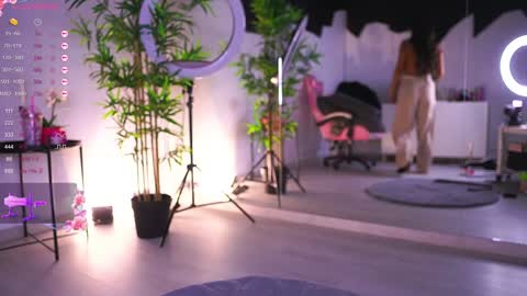 Vanessa Simon online show from February 4, 2025, 5:53 am