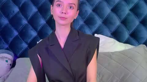 VanessaVienne online show from April 18, 2026, 4:11 pm