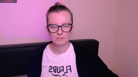 Mia online show from October 25, 2025, 7:49 am