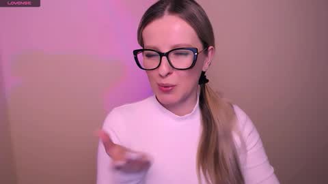 Mia online show from March 12, 2026, 6:03 pm