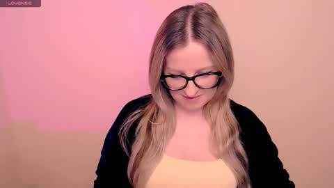 Mia online show from March 26, 2026, 6:24 pm