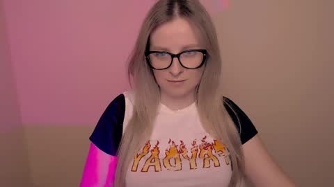 Mia online show from April 2, 2026, 4:48 pm