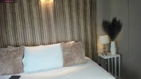 V A N N E S A   online show from November 5, 2025, 11:32 am