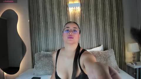 V A N N E S A   online show from November 6, 2025, 11:33 am