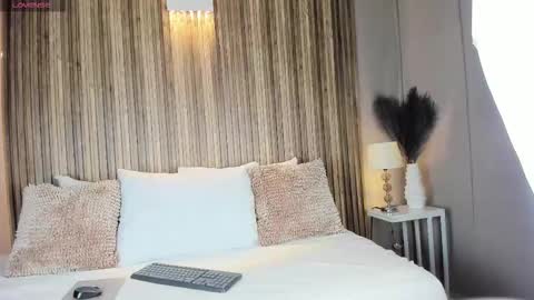 V A N N E S A   online show from November 7, 2025, 11:43 am