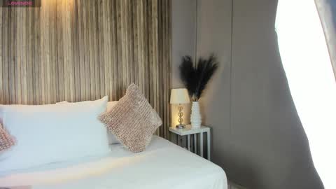 V A N N E S A   online show from November 21, 2025, 11:31 am