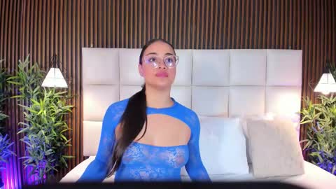 V A N N E S A   online show from December 5, 2025, 11:52 am