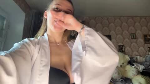 Snapshot of vannesatalamas chatting on May 7, 2026, 5:13 am Mia online show from May 7, 2026, 5:13 am