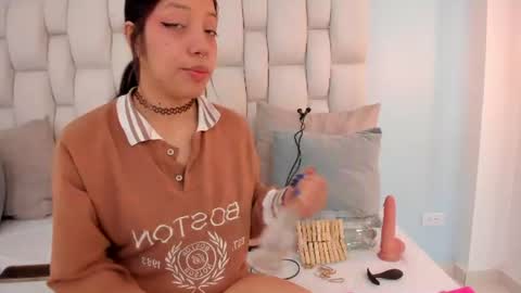 Snapshot of vayra_moon chatting on July 24, 2026, 4:38 pm Vayra Moon online show from July 24, 2026, 4:38 pm