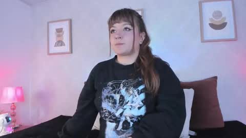 Vee Simons online show from September 29, 2025, 7:40 pm