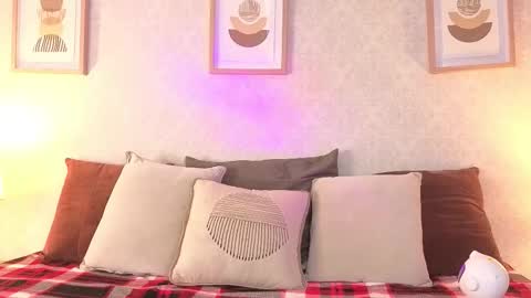 Vee Simons online show from November 1, 2025, 7:38 pm