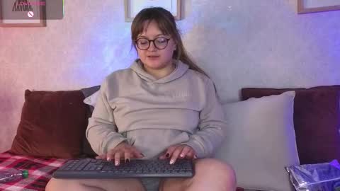 Vee Simons online show from November 5, 2025, 10:10 pm