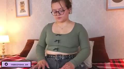 Vee Simons online show from March 25, 2026, 7:42 pm