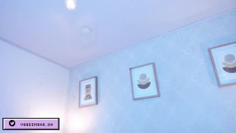 Vee Simons online show from April 1, 2026, 7:33 pm