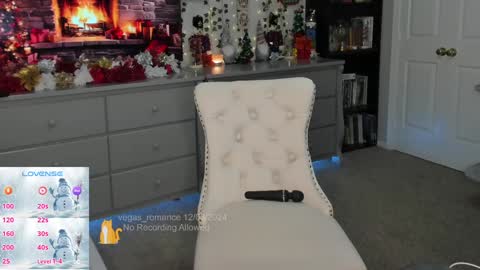 vegas_romance online show from December 4, 2024, 4:32 am