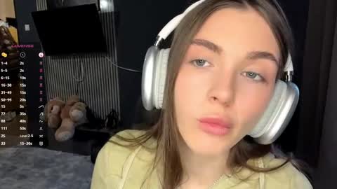 Nia online show from April 5, 2026, 2:58 pm