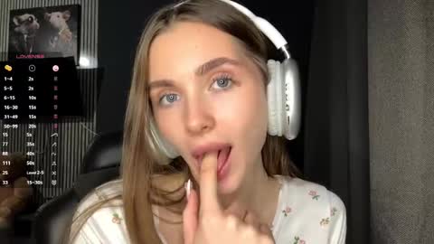 Nia online show from April 13, 2026, 5:18 pm