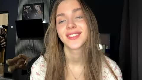 Nia online show from April 17, 2026, 5:16 pm