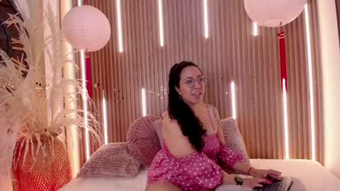 Snapshot of velvet_curly chatting on April 18, 2026, 12:31 pm Emma Curly online show from April 18, 2026, 12:31 pm