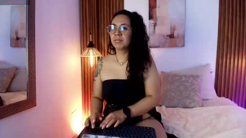 Snapshot of velvet_curly chatting on April 23, 2026, 12:29 pm Emma Curly online show from April 23, 2026, 12:29 pm