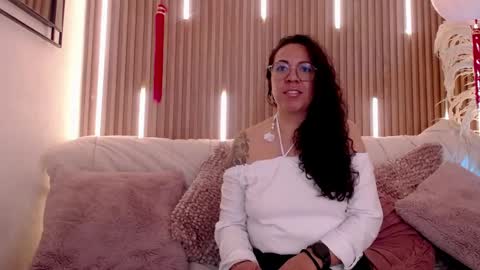 Snapshot of velvet_curly chatting on May 27, 2026, 12:24 pm Emma Curly online show from May 27, 2026, 12:24 pm