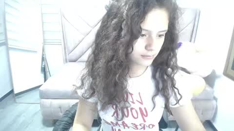 velvet_moon_v online show from September 17, 2025, 1:02 pm