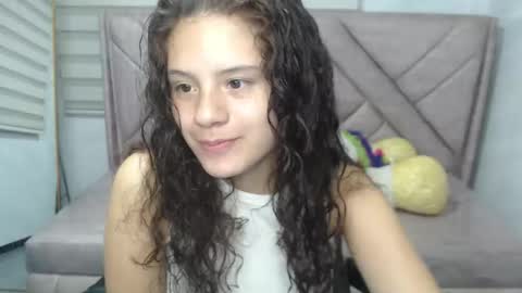 velvet_moon_v online show from September 22, 2025, 1:02 pm