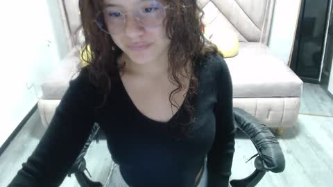 velvet_moon_v online show from November 10, 2025, 1:10 pm